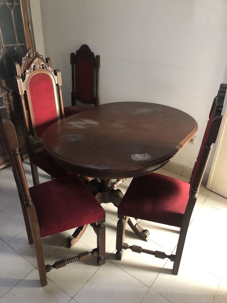 Mesa e cadeiras de sala de jantar em madeira maciça