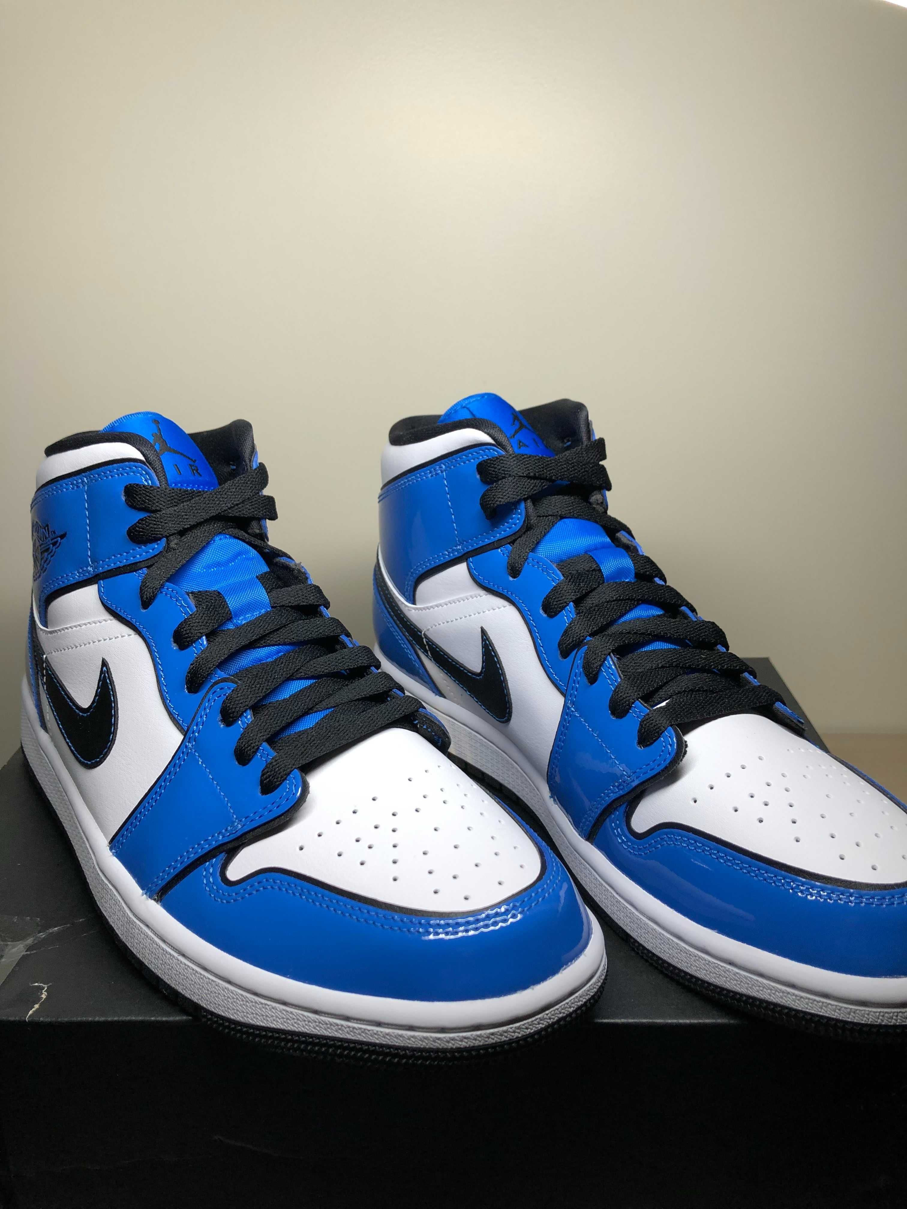 Jordan 1 mid Signal Blue