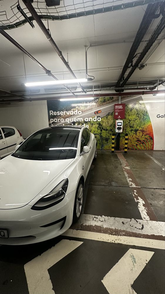 Tesla model 3 - lisboa