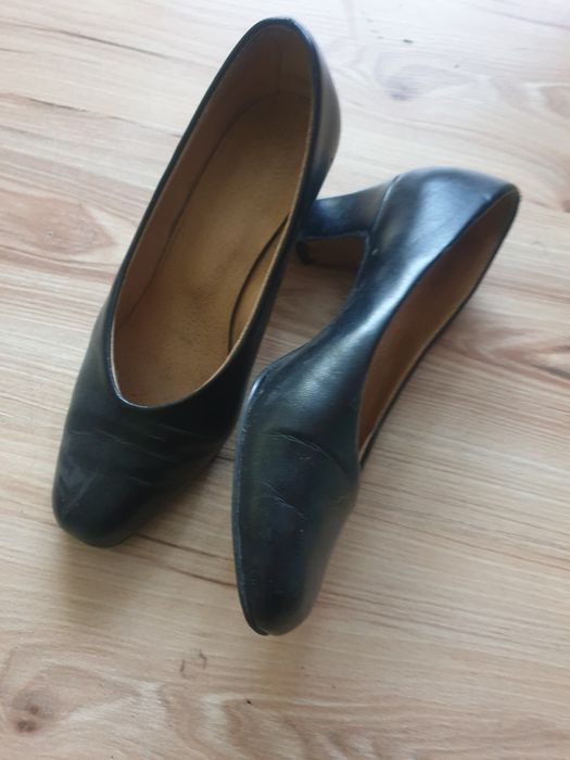 Czarne buty na obcasie