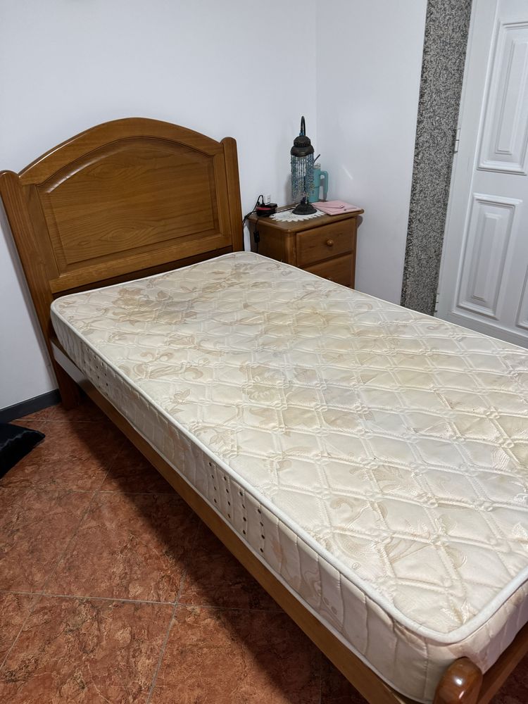Cama de solteiro com colchao e mesinha de cabeceira
