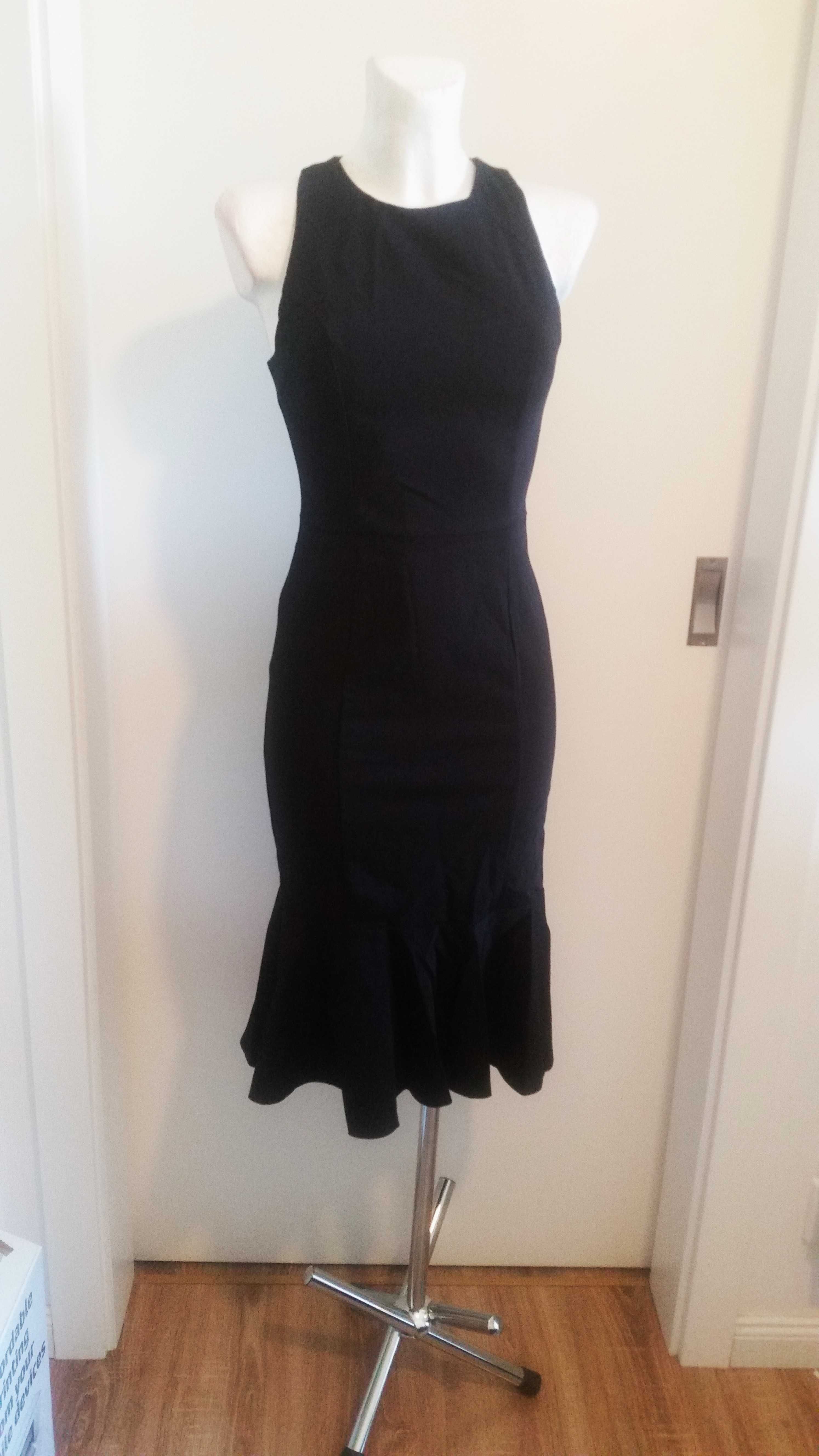 Czarna sukienka Asos dopasowana z falbaną mała czarna