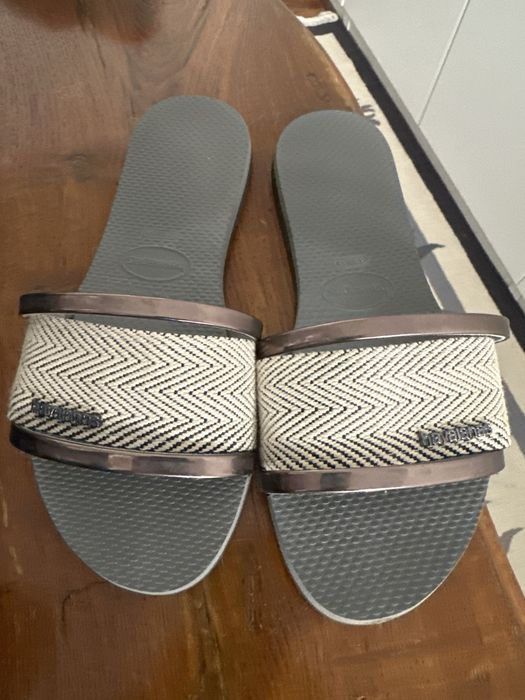 Varios pares de sapatos, que nao consigo usar.
