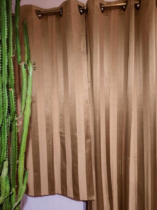 Zasłony (3 krótkie i 2 długie) w pasy (w dwóch odcieniach brązu)