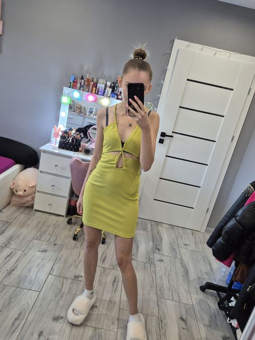 Krótka sukienka z wycięciami w biuście