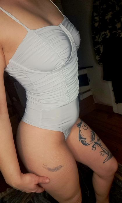 Biale body z marszczeniami