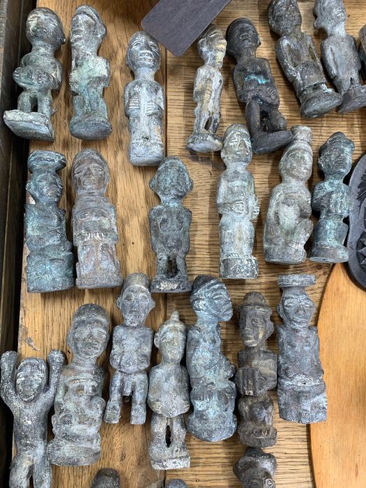 zabytkowe figurki z brązu