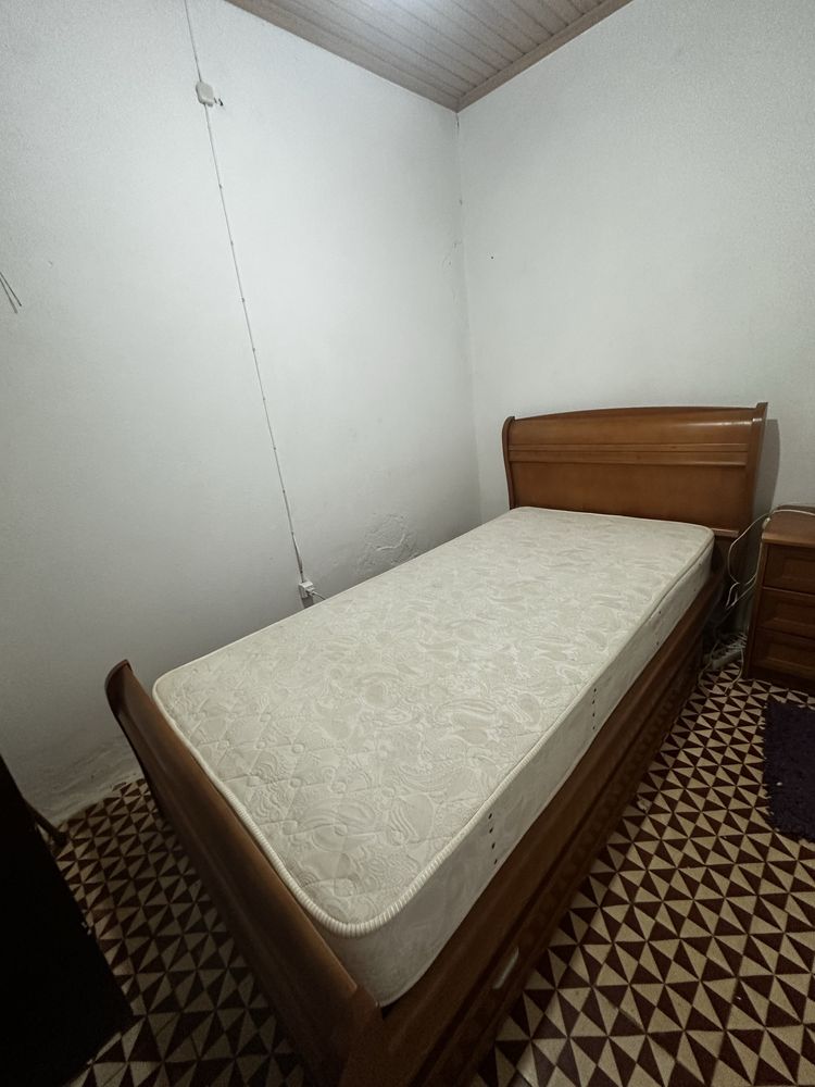 Conjunto de Cama Individual com mesa de cabeceira