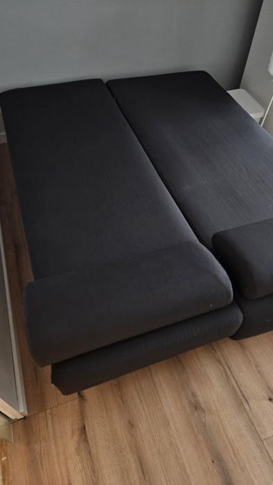 Czarna kanapa z funkcją spania