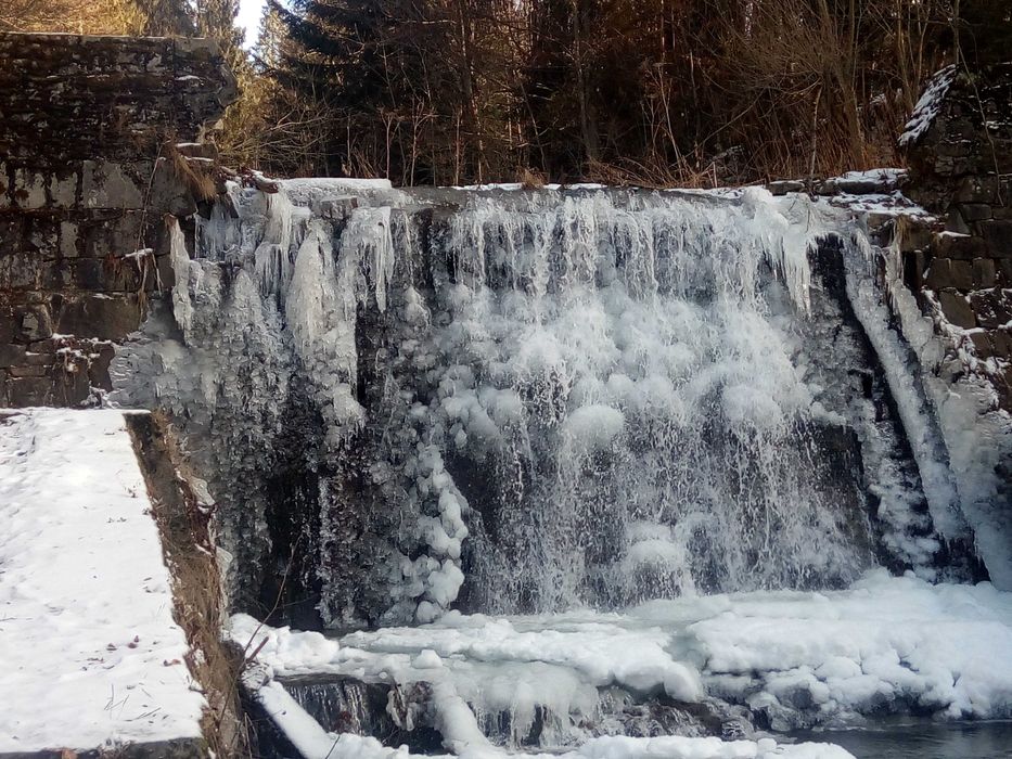 Domek w górach  nad rzeką w lesie weekend wakacje przy szlakach