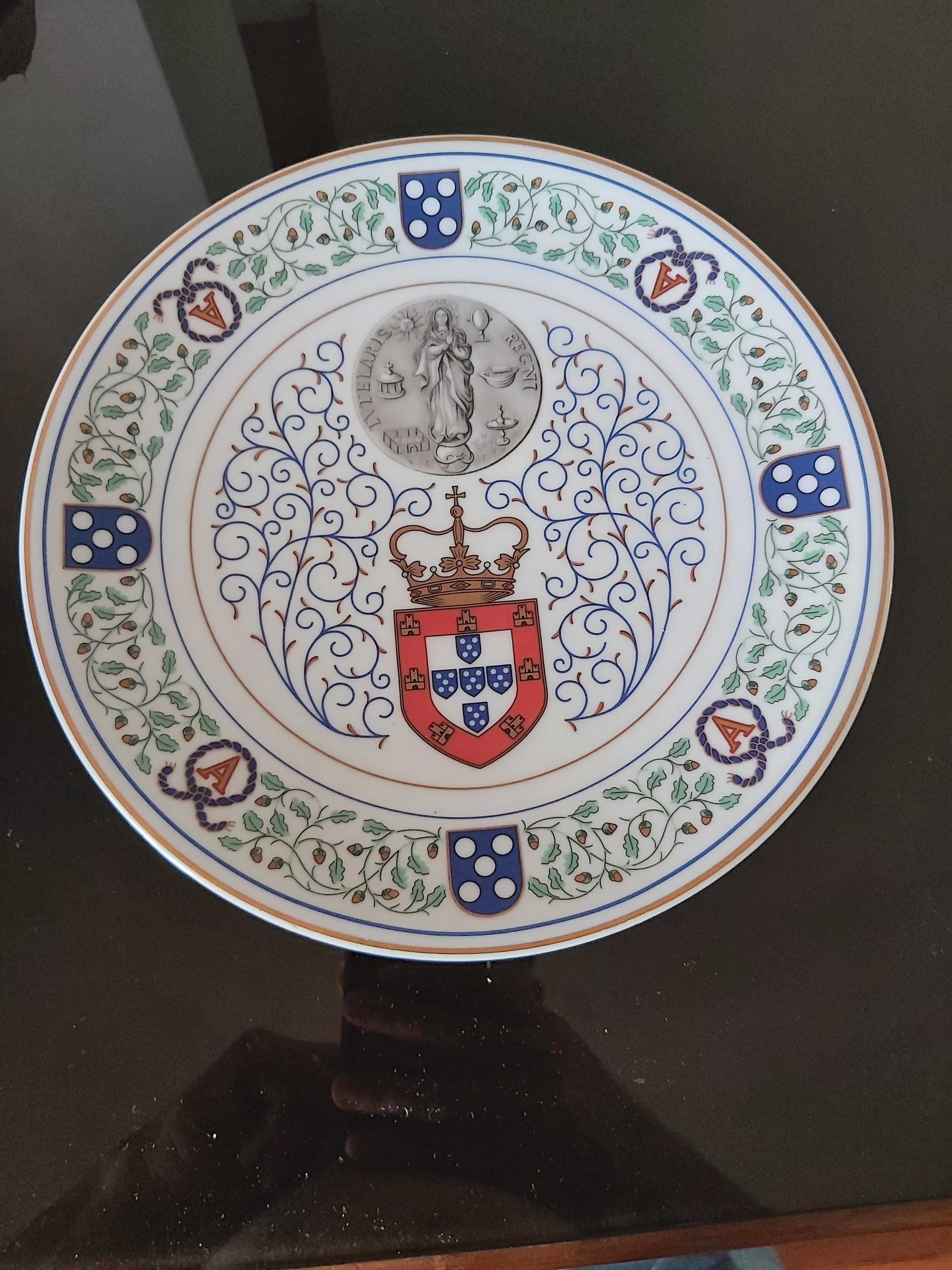 Pratos porcelana homenagem casamento D. Duarte Pio e batizado filhos