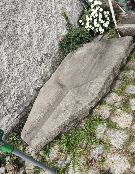 Kamienny sarkofag/koryto kamienne/niecka kamienna z rynną (granit)