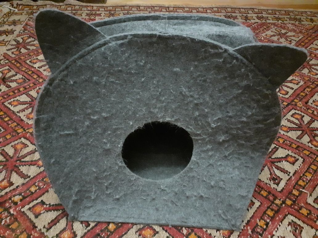 Casota de feltro e wc para gato