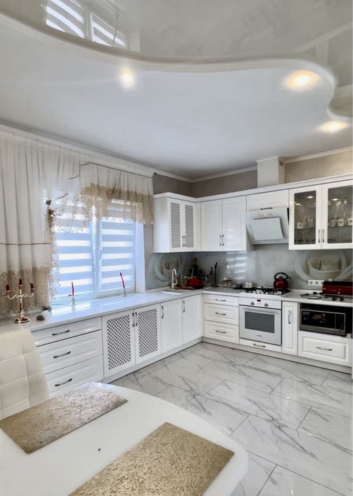 Шикарний маєток Вашої мрії з басейном та ландшафтним дизайном