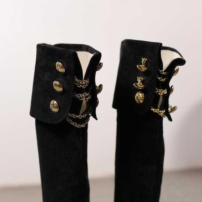 Неймовірні замшеві ботфорти escada