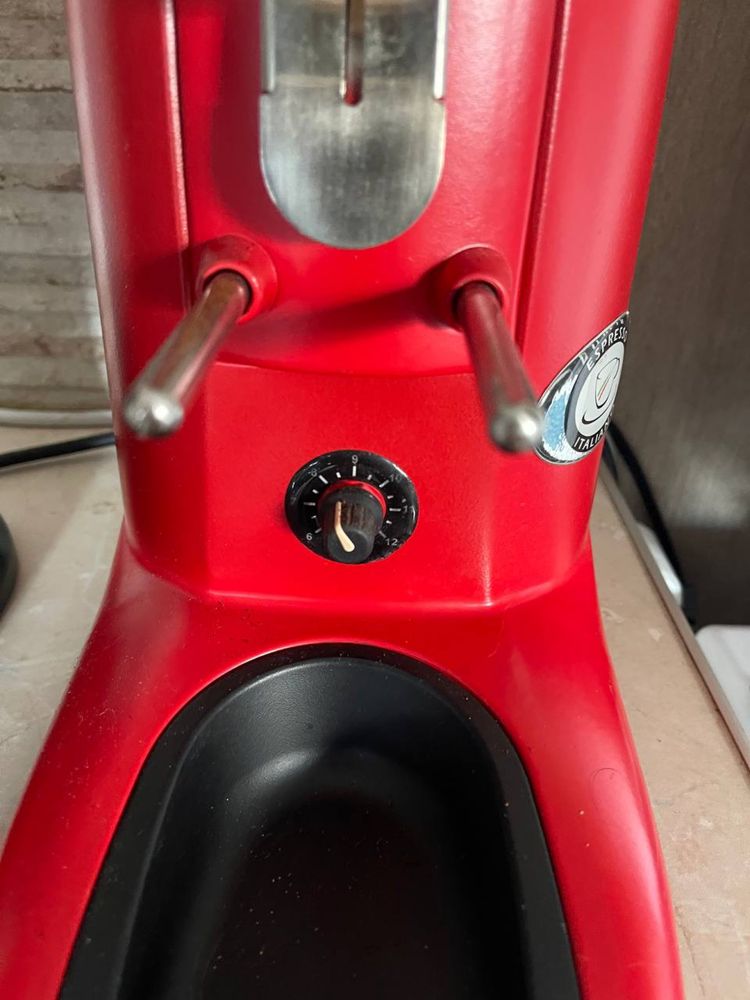 Кавоварка DeLonghi та професійна кавомолка  Compak K3 Touch Anthracite