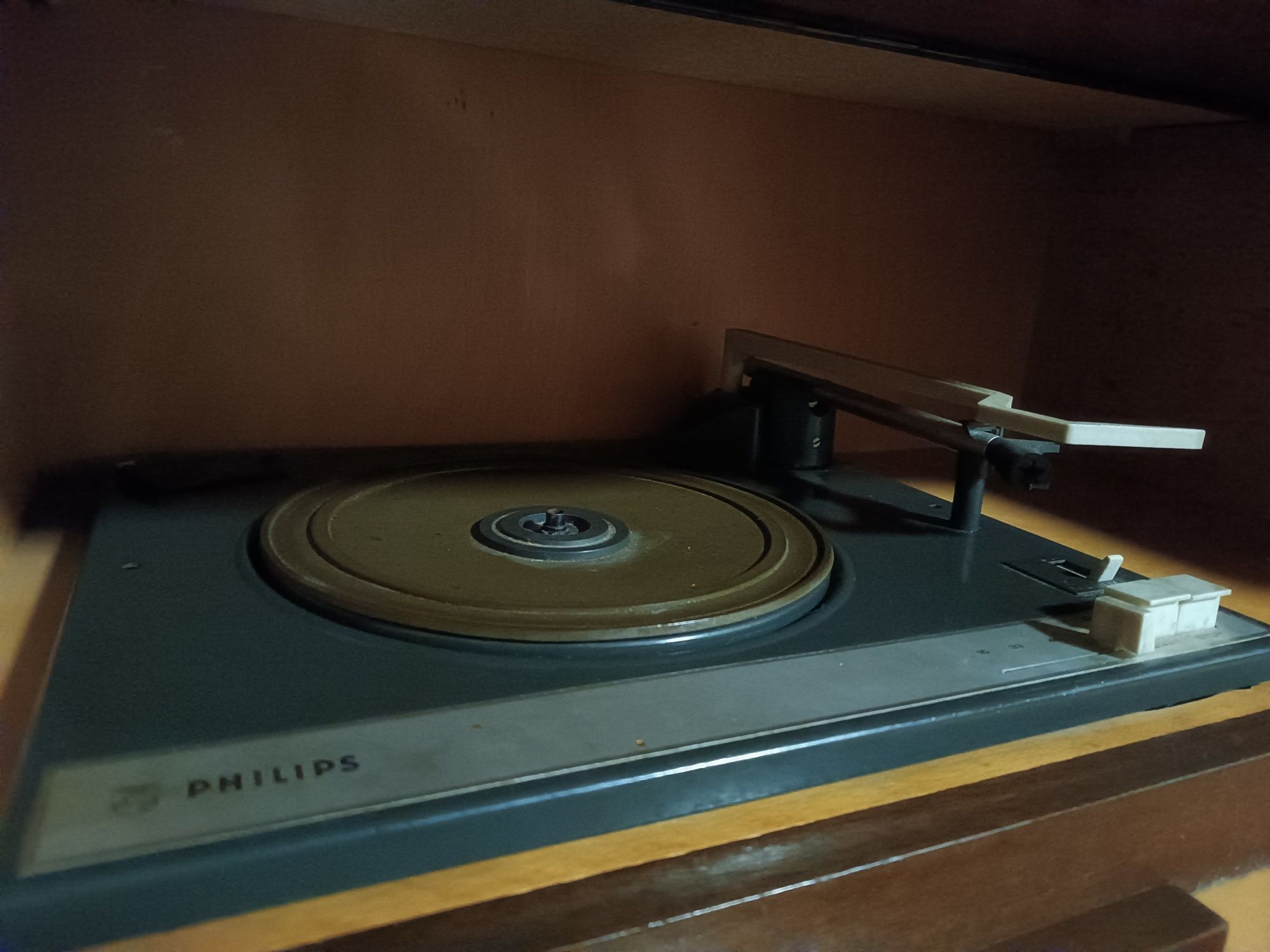 Móvel antigo com giradiscos e rádio