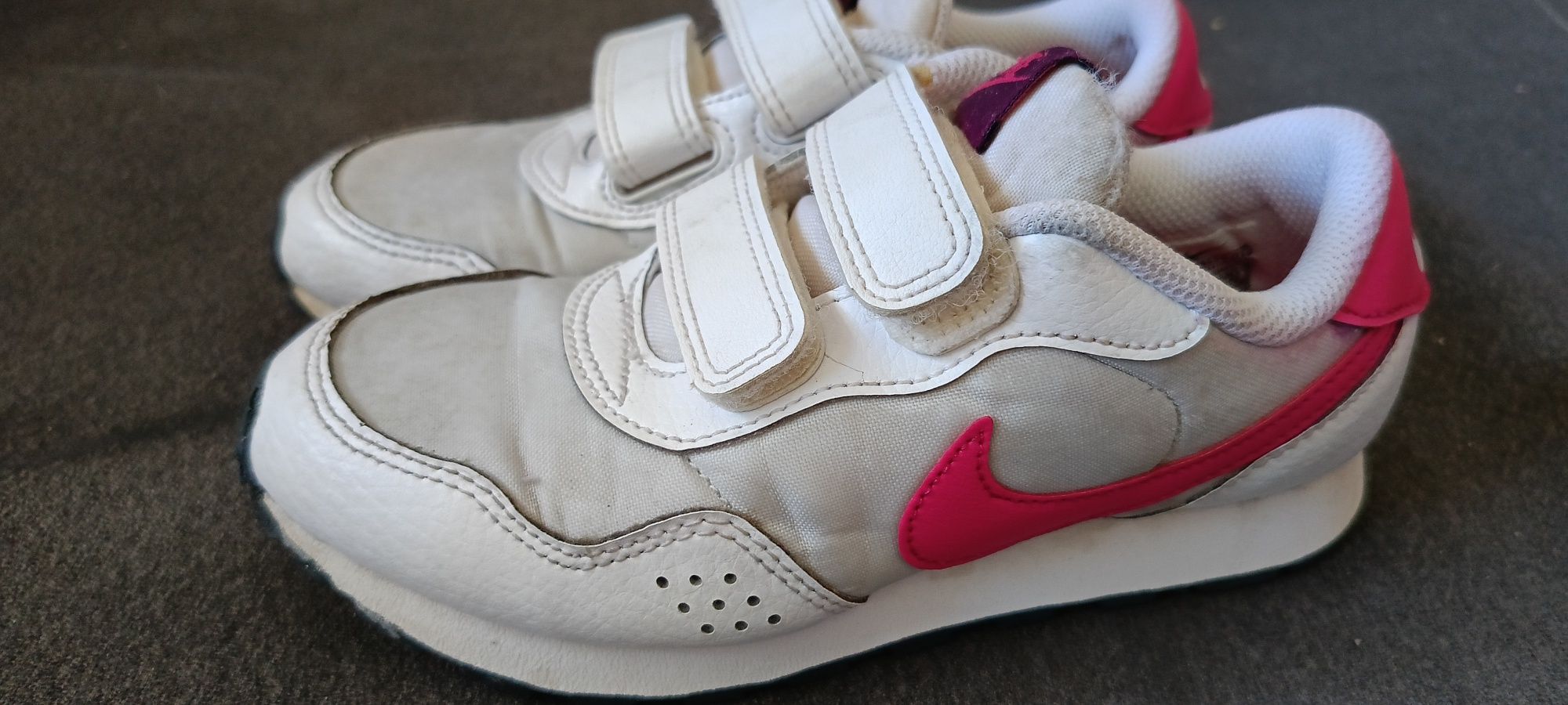 Buty adidasy dla dziewczynki firmy Nike.