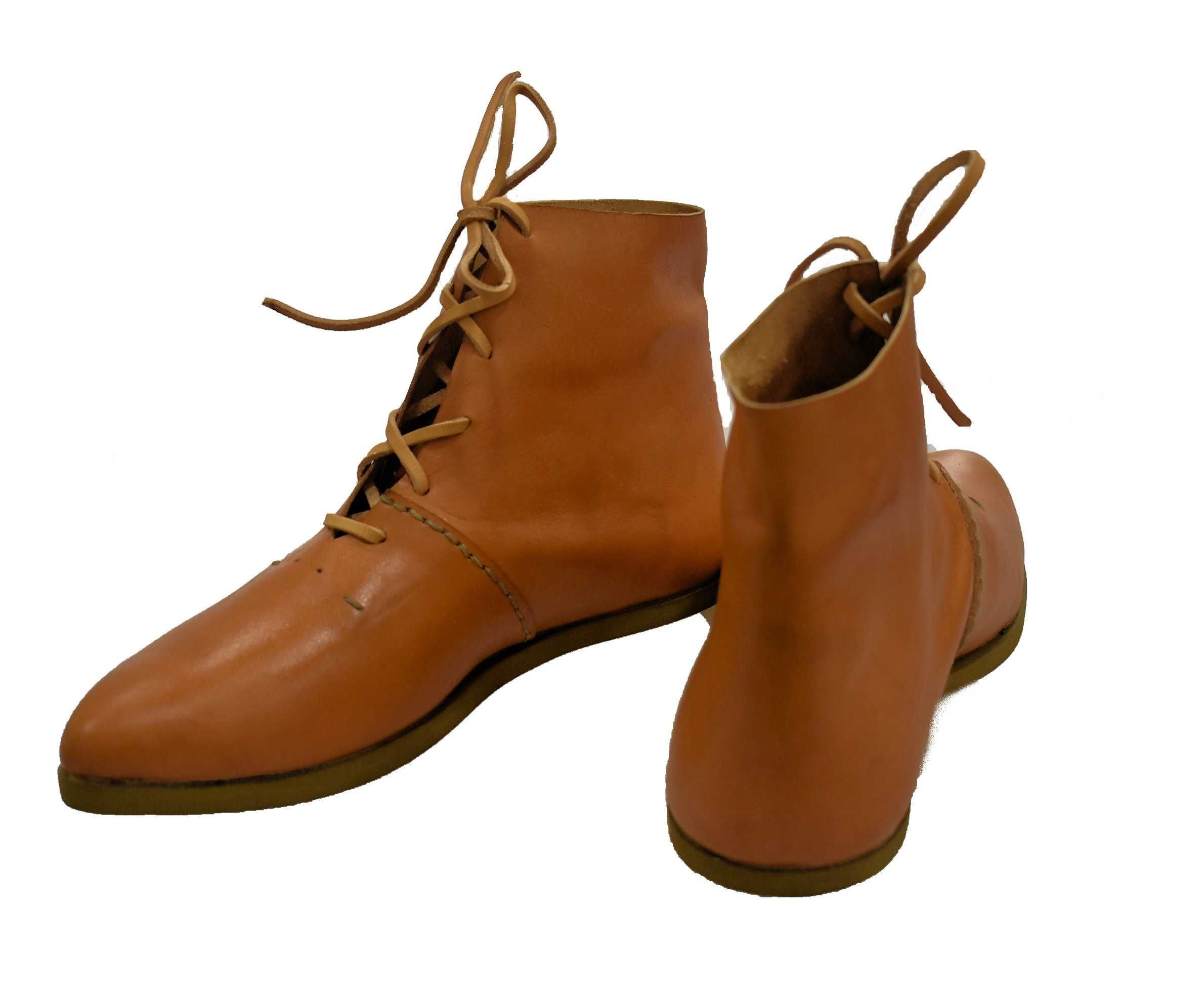 Buty z grubej naturalnej skóry.
