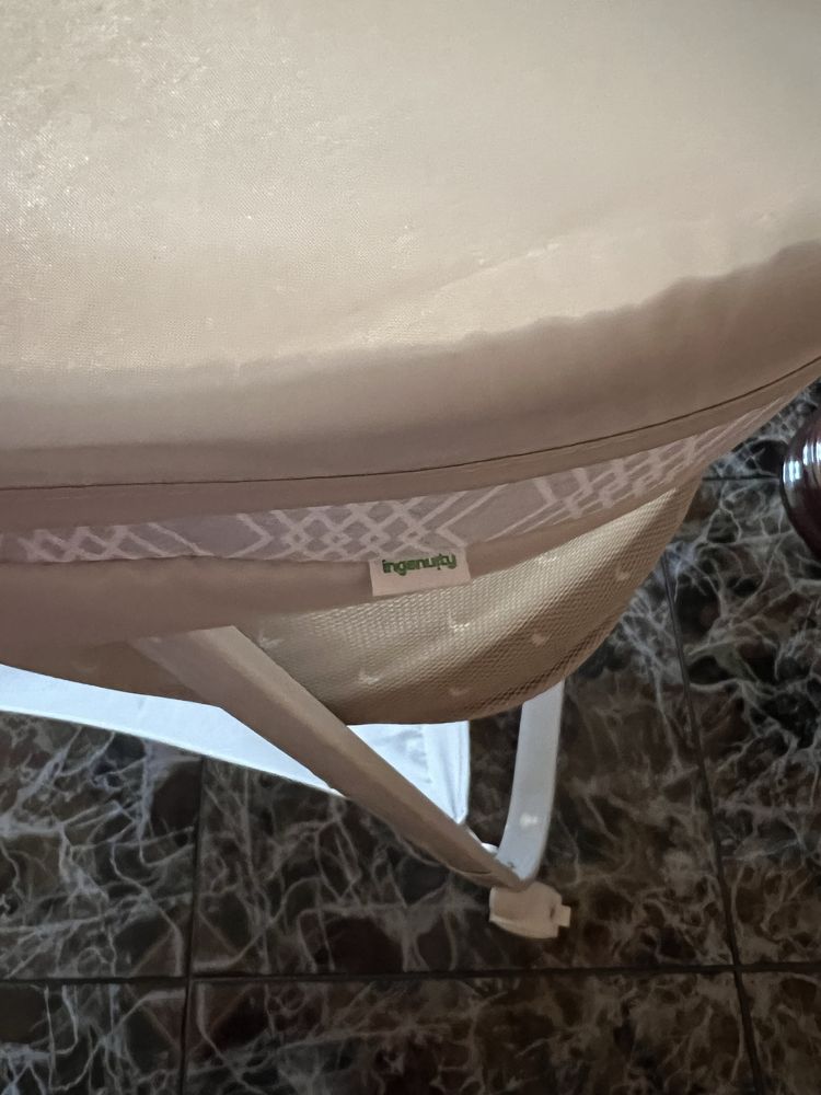 Berço Lullanight marca Ingenuity com colchão