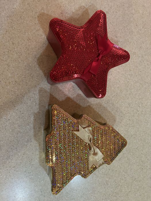 Рождественские жестяные коробки.