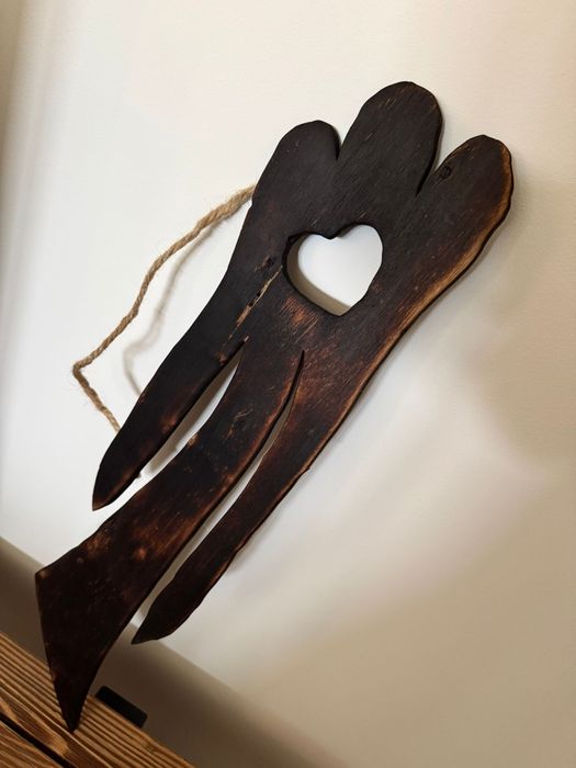 Drewniana dekoracja – Anioł z sercem