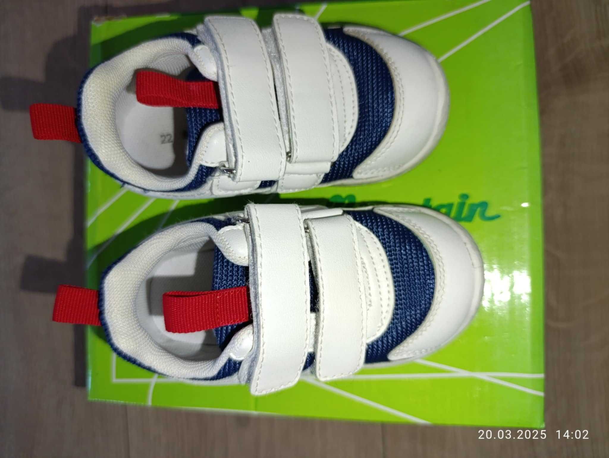 Buty sportowe r. 22
