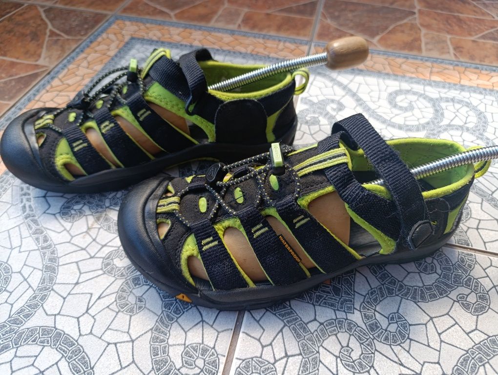 Keen 38.5р. чоловічі трекінгові босоніжки.