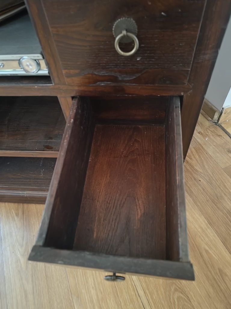 Retro szafka pod telewizor w stylu kolonialnym