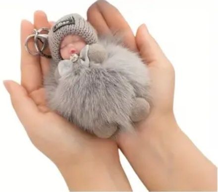 Breloczek do kluczy niemowlak zawieszka pompon