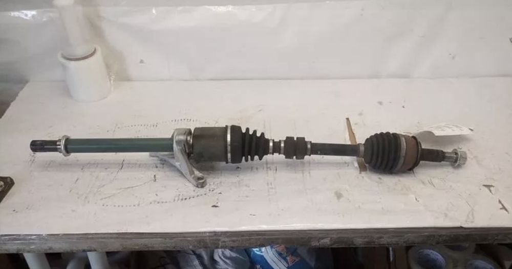 Nissan Rogue Sport шрус, полувісь права  391004BB8E