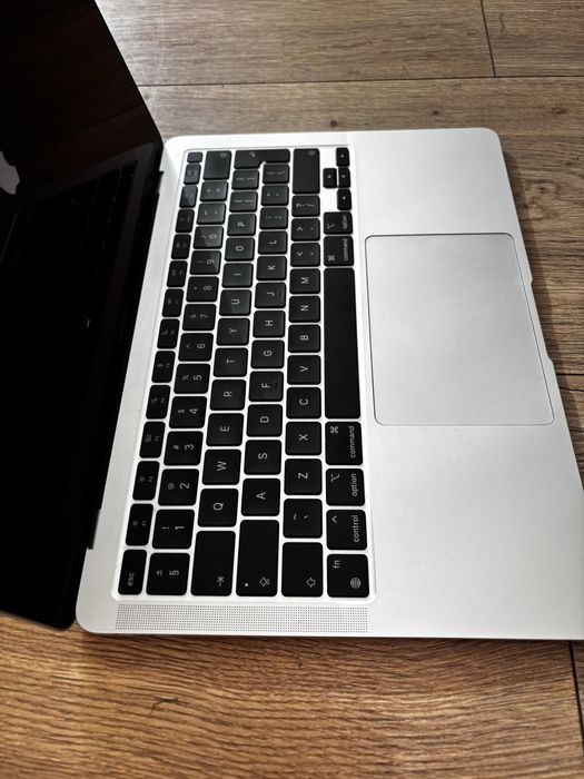 MacBook Air M1 (2022) – Lekkość, moc i styl w jednym!