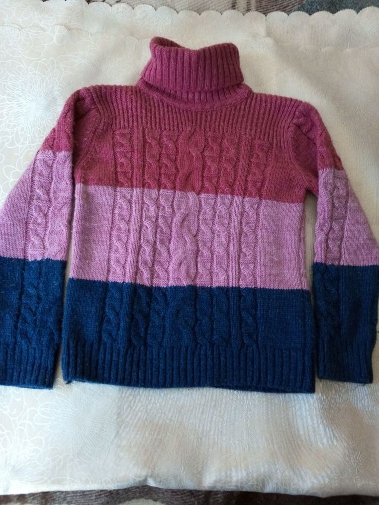 В'язаний светр  на дівчинку