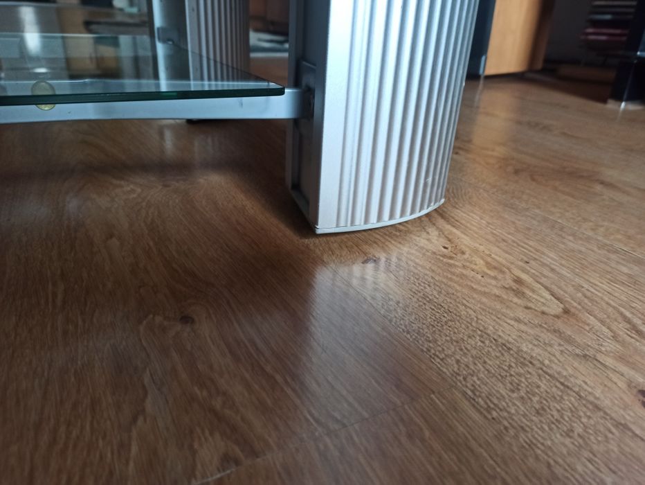 Wzmacniany szklany stół RTV