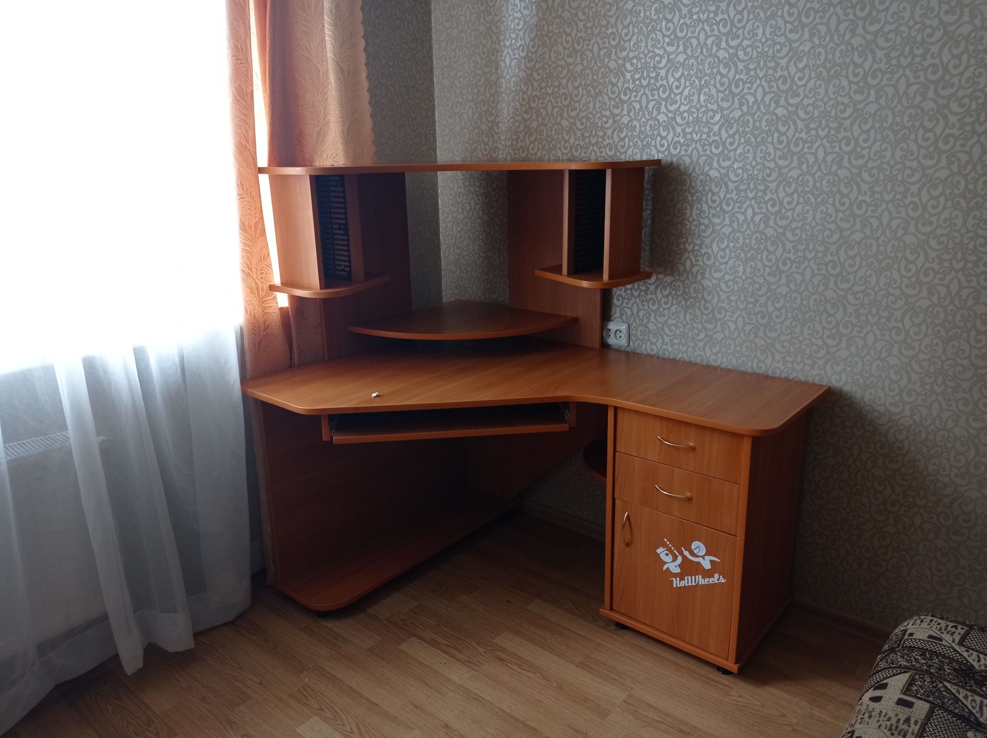 Комп'ютерний стіл