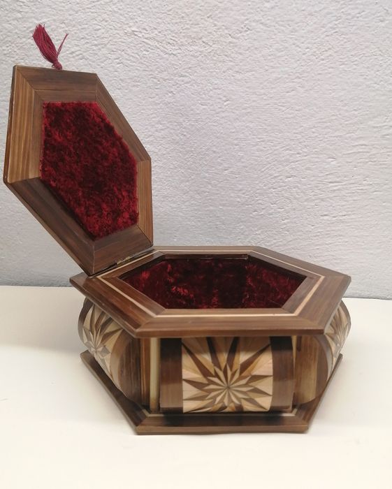 Szkatułka kasetka ręcznie robiona ze słomy.