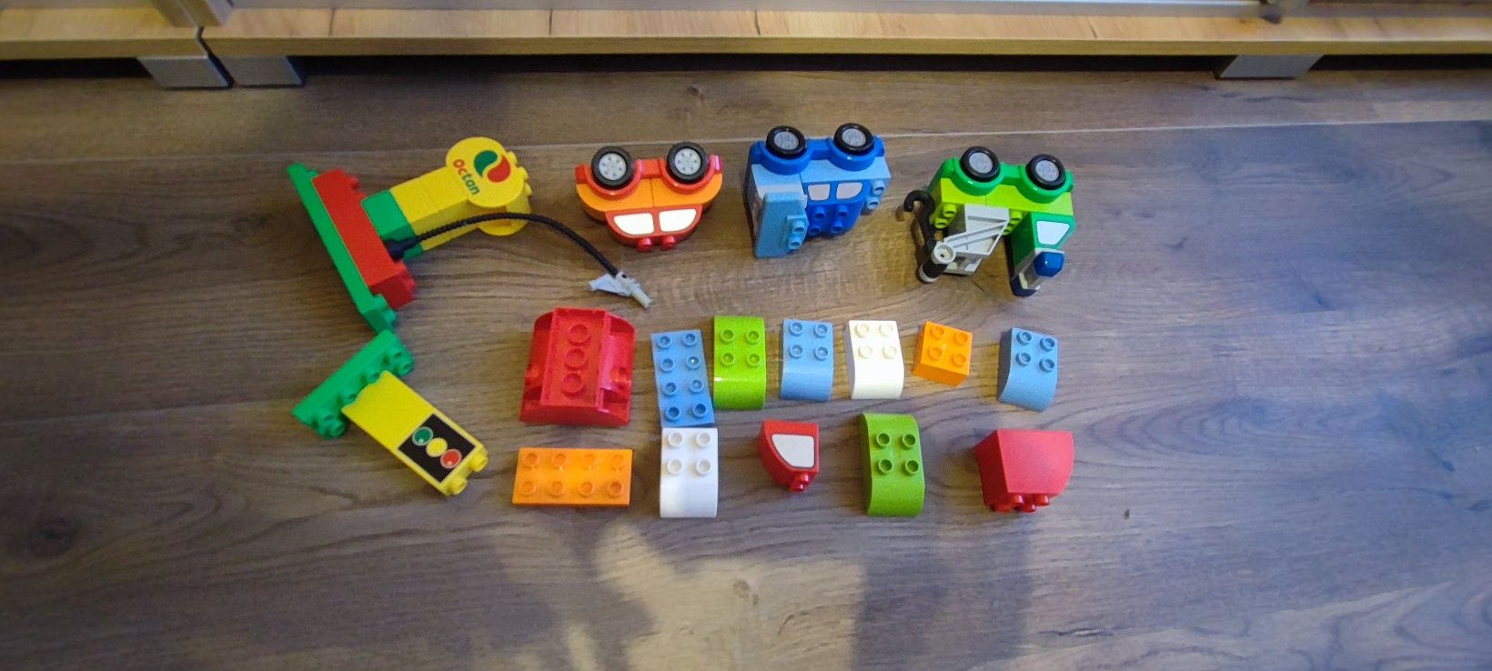 LEGO Duplo autka , samochód holowniczy stacja paliw klocki do budowani