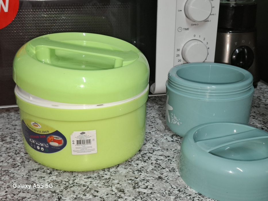 Duas termos de tamanhos diferentes uma em inox