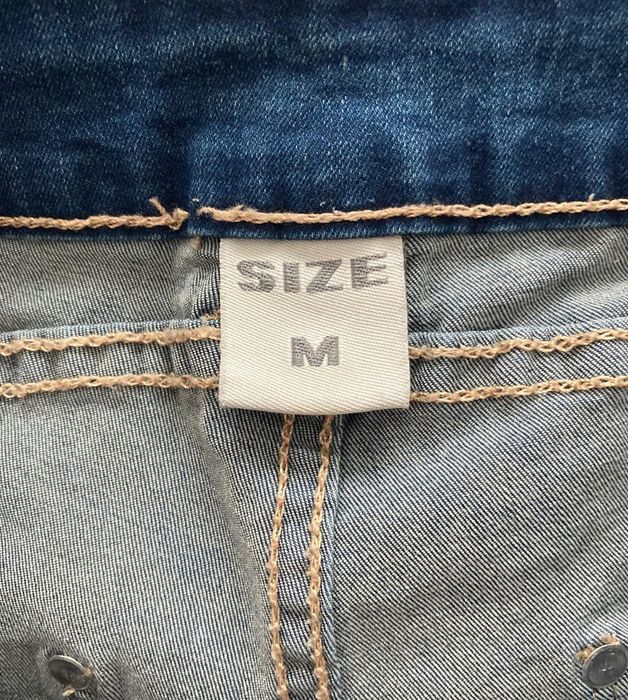 Skinny jeans push up com bordados Mozzaar