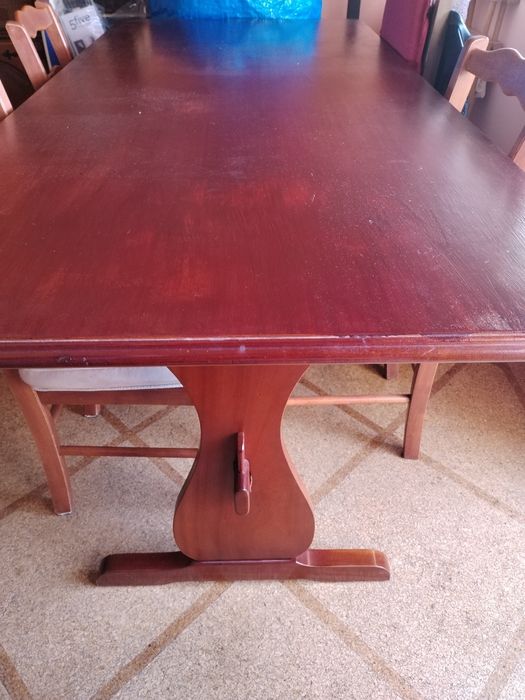 Mesa de madeira mogno