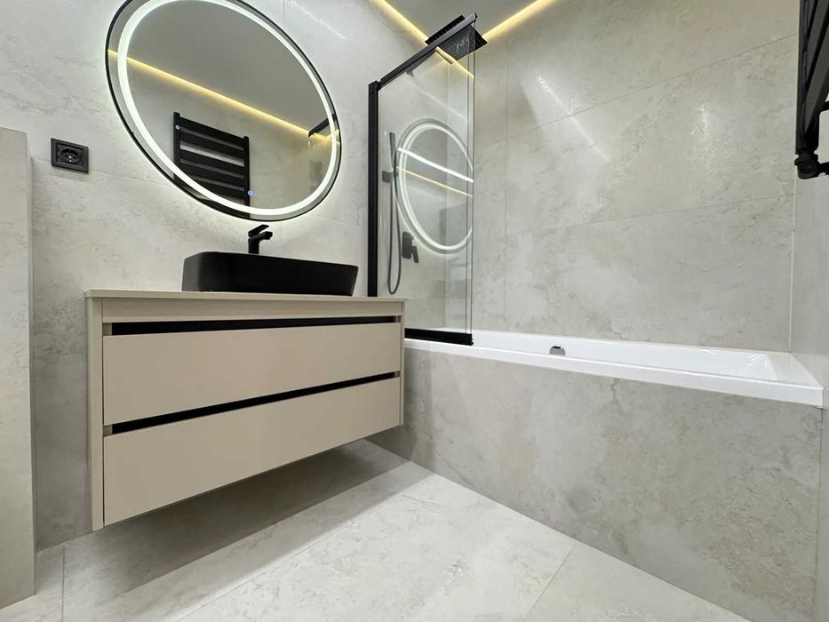 Сучасна двокімнатна в центрі