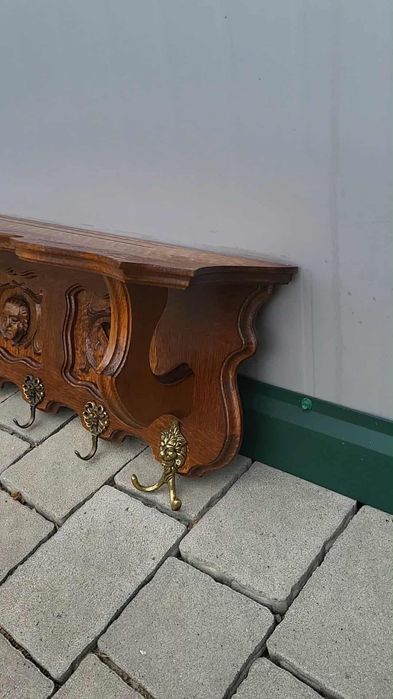 Старовинна настінна вішалка з поличкою декорована різьбою