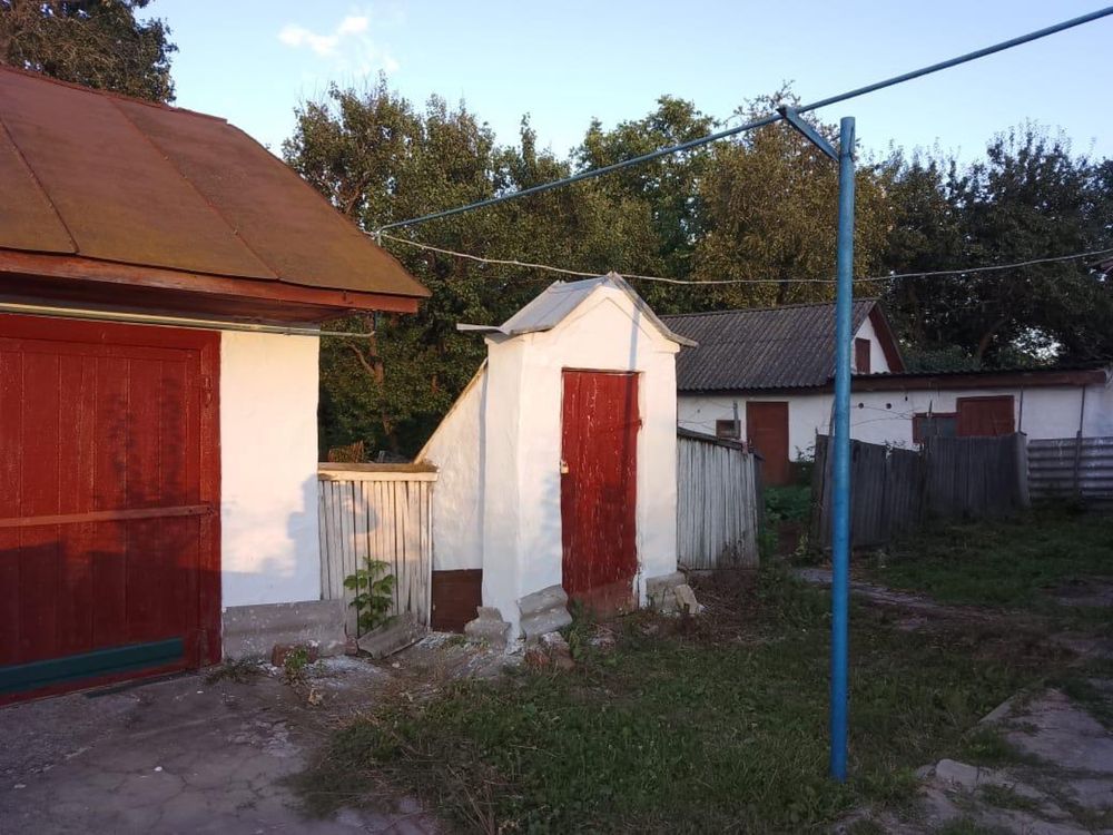 Дом с усадьбой / Будинок з усадьбою