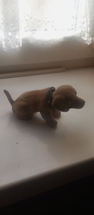 PRL owski piesek z kiwając się glowa