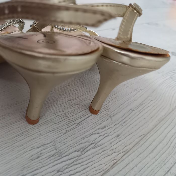 Luksusowe złote sandałki szpilki oryginalne Casandra sandały obcasie