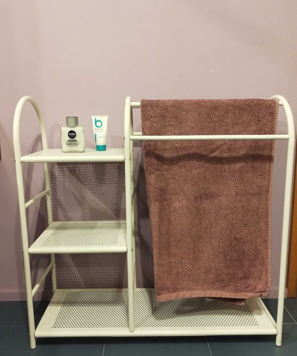 Móvel branco de metal para casa de banho