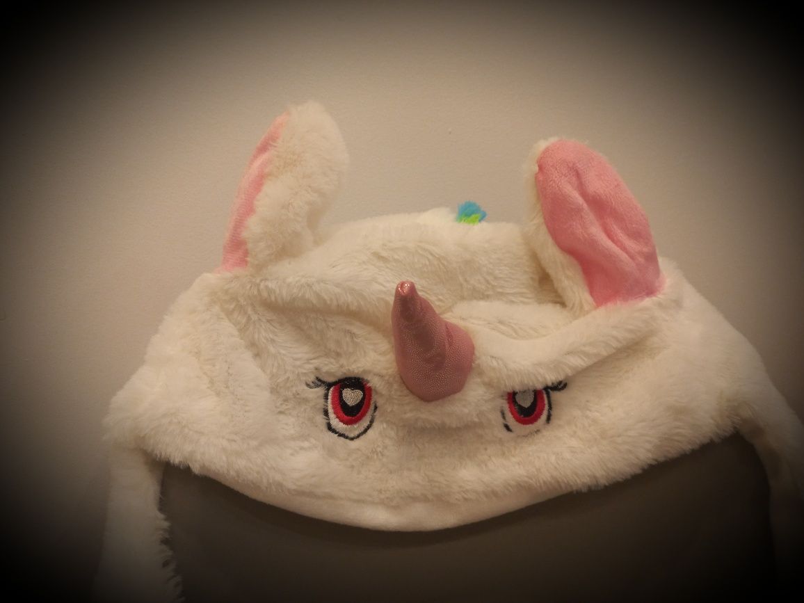 Biała czapka unicorn by H&M.