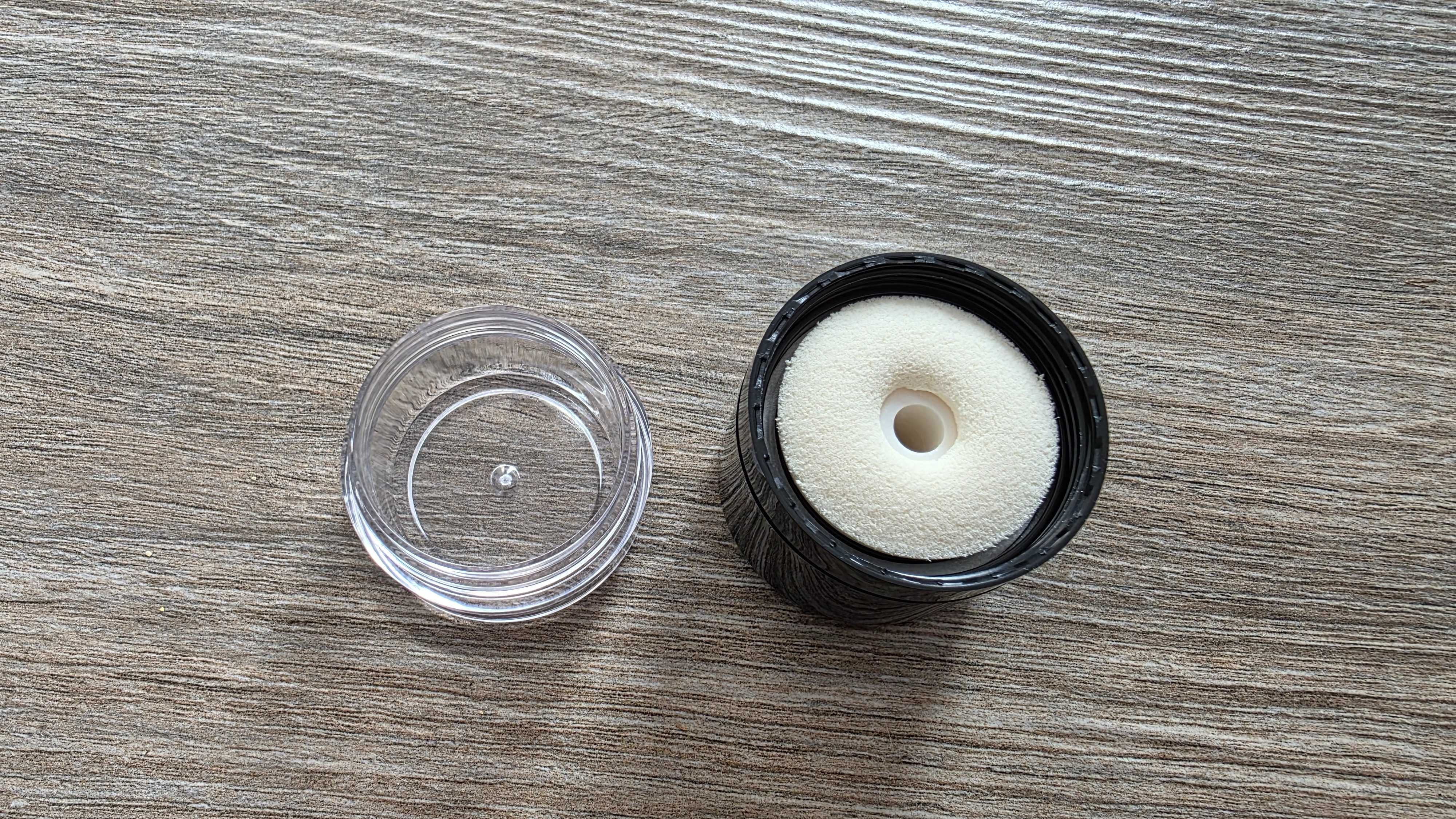 Puderniczka z lusterkiem na puder sypki z gąbką do torebki