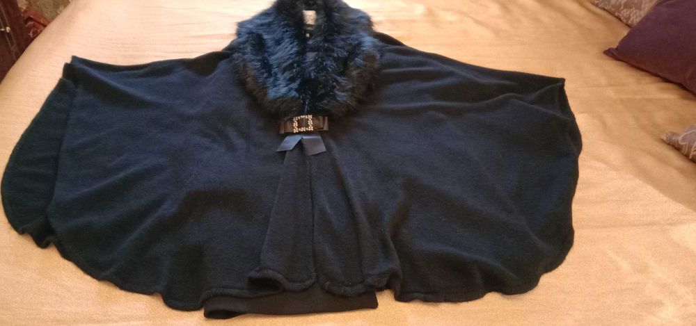 Чорне пальто-пончо жіноче з хутром, виробництво Італія