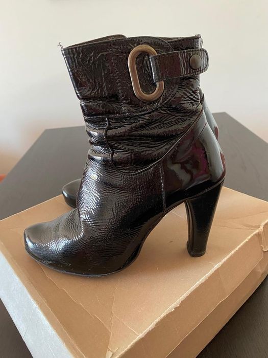 Botins de salto alto, em verniz